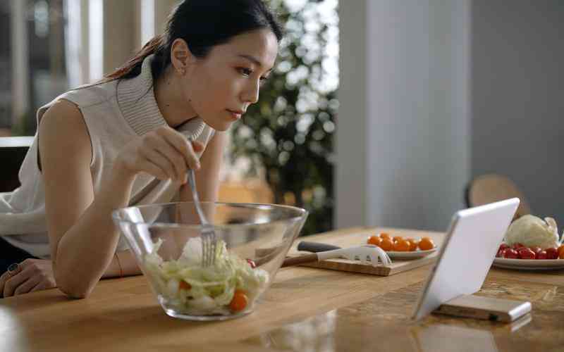 清理电脑键盘时需要使用哪些工具